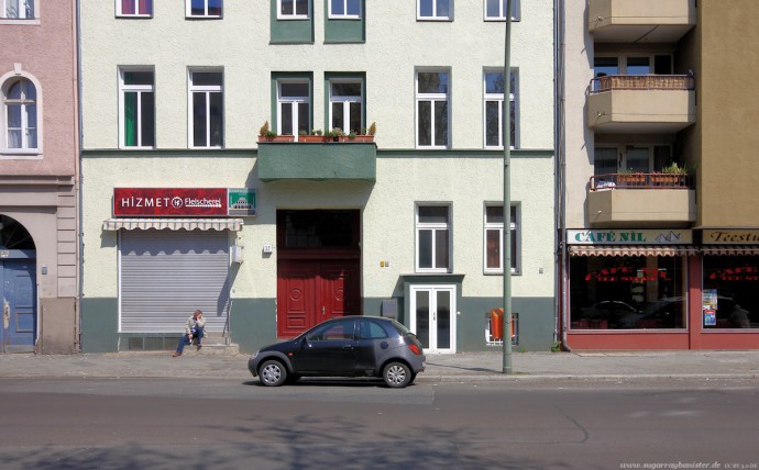 Auto vor Gebäude in Berlin #10 - Sugar Ray Banister
