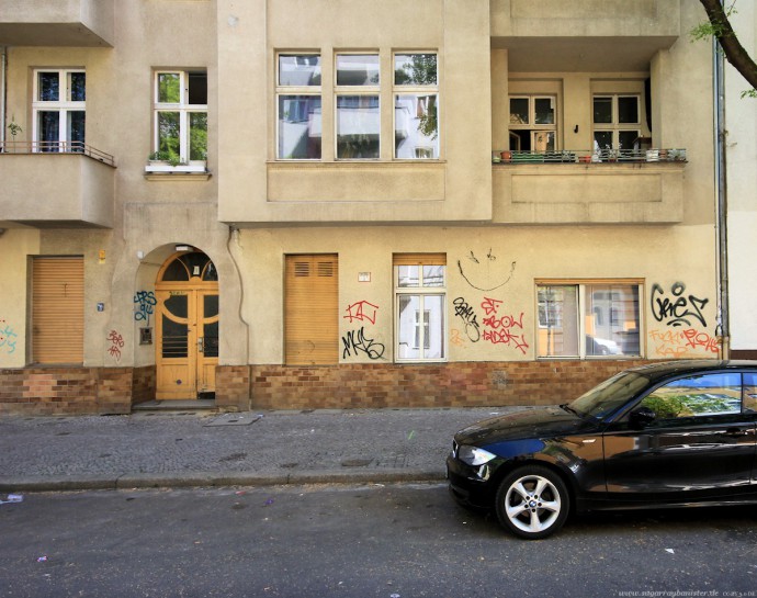 Auto vor Gebäude in Berlin #5 - Sugar Ray Banister