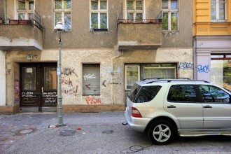 Auto vor Gebäude in Berlin #6 - Sugar Ray Banister