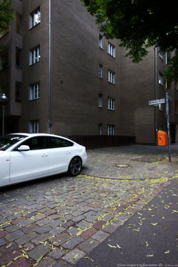 Auto vor Gebäude - Berlin 02 - Sugar Ray Banister