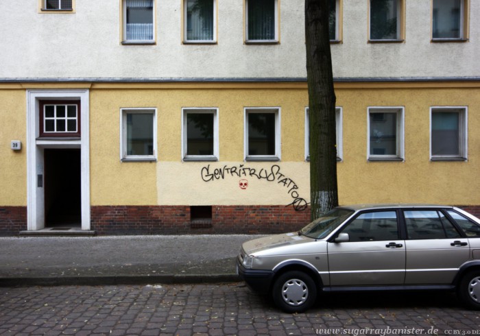 Auto vor Gebäude - Berlin 03 - Sugar Ray Banister