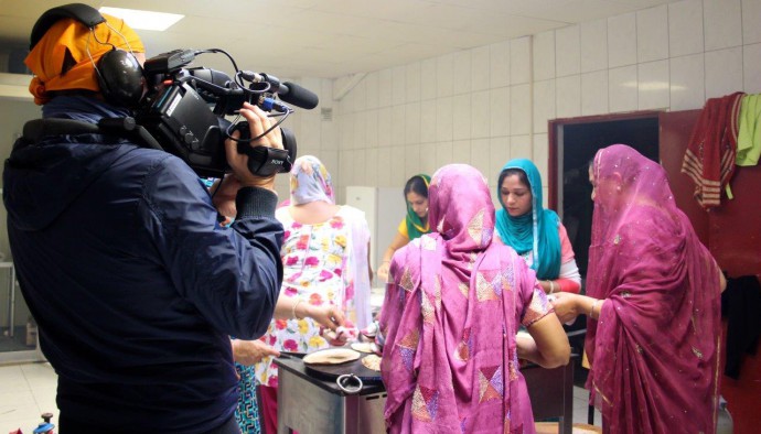 Herz aus Asphalt - Norbert hinter der Kamera in der Küche beim Filmen der Essenszubereitung im Sikh-Tempel