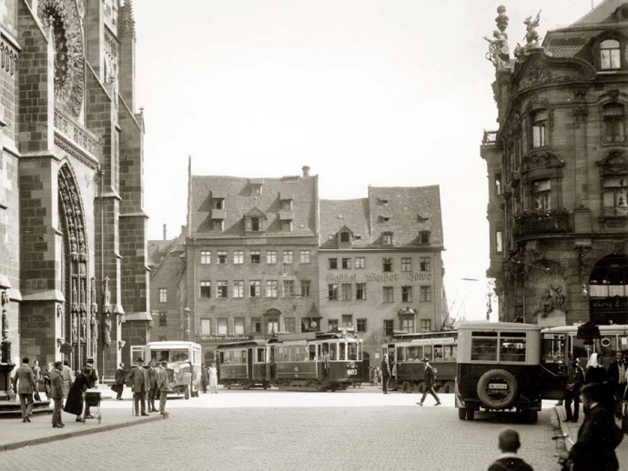 Verkehrstreiben vor der Lorenzkirche um 1928