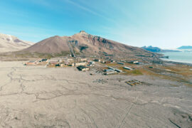 Pyramiden mit dem Berg und dem Ort