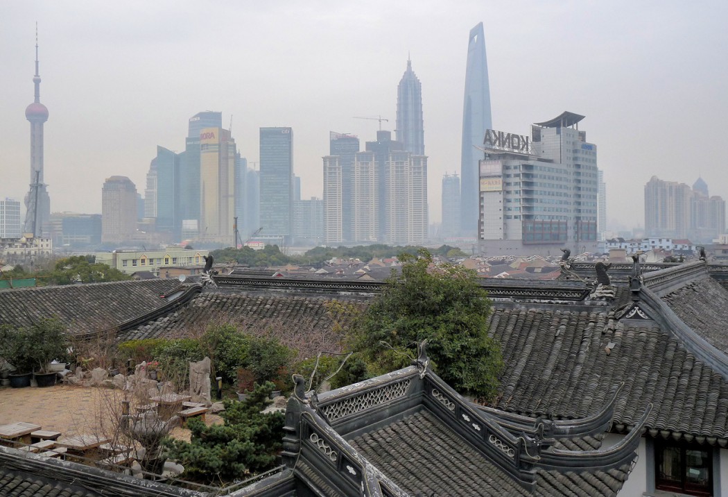 Vordergrund: Yuyuan-Garten, Hintergrund die bekannte Skyline von Pudong