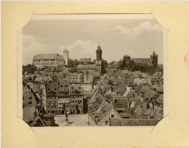 Nürnberg- Nr.18 "Der Schöne Brunnen und die Frauenkirche"